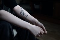 Blackout tattoos zijn van niche naar mainstream gegaan