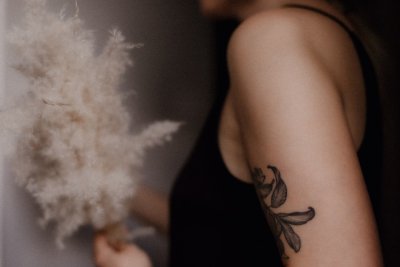 Botanical blackwork tattoos zijn niet meer weg te denken